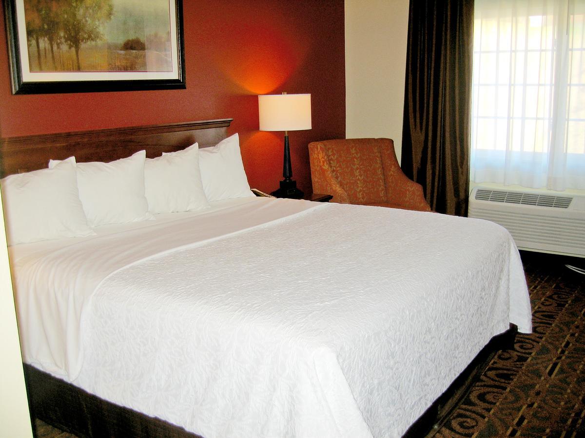 Savanna Inn & Suites Exterior foto